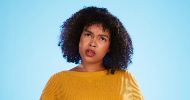 Stüdyodaki Siyah Kadın Tarafından Kafası Karışmış Yüzü Düşüncesi Mavi Arka — Stok video