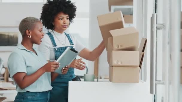 Commerce Planning Tablet Verzending Vrouwen Praten Delivery Box Samenwerking Met — Stockvideo