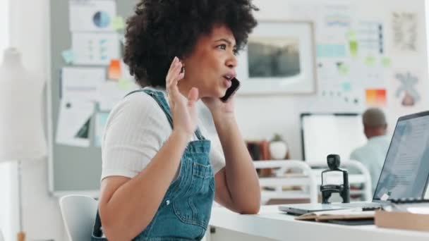 与一名女企业家就其办公室的电话进行争论或意见不一的遵守情况 电话和沟通 与工作中心烦意乱的女性员工的接触 压力及检讨 — 图库视频影像