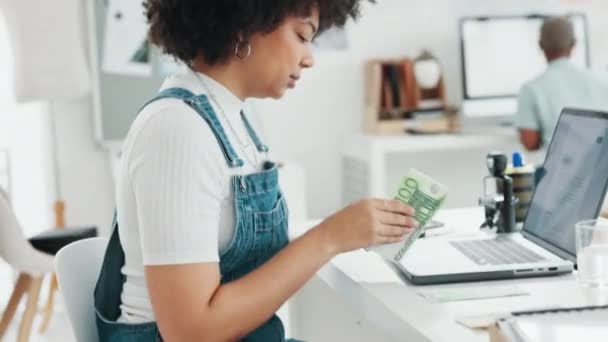 Dinero Finanzas Mujer Con Presupuesto Para Portátiles Startups Marketing Digital — Vídeo de stock