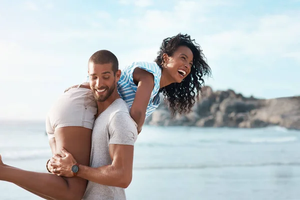 いつもあなたの笑いをする人と一緒にいてください 若いカップルが一緒にビーチで質の高い時間を楽しんでいます — ストック写真
