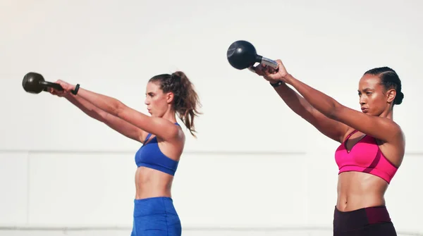 Have Goal Achieve Two Attractive Young Sportswomen Working Out Kettle — Stock Photo, Image