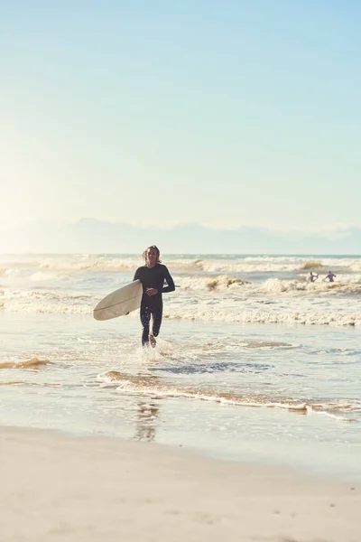 Vlny Rozproudily Adrenalin Hezký Mladý Muž Pláži Jeho Surfovací Prkno — Stock fotografie
