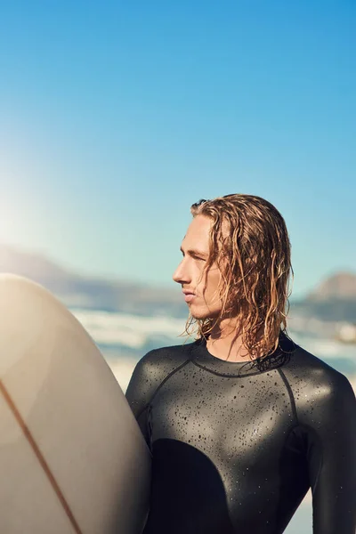 Surf Permite Ser Más Aventurero Joven Guapo Playa Con Tabla —  Fotos de Stock