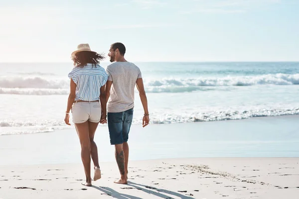 夏の日を愛で満たす ビーチを歩いている若いカップルのレビューショット — ストック写真