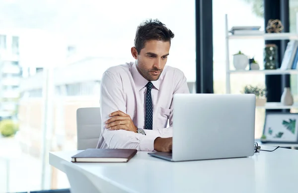 Badania Pierwszy Krok Rozwiązywaniu Problemów Biznesmen Siedzący Laptopem Biurze — Zdjęcie stockowe