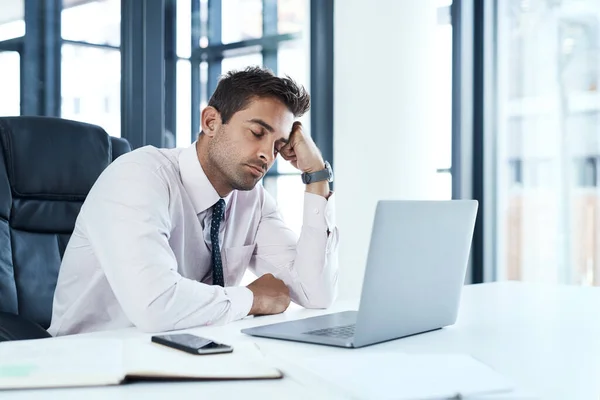 Sentindo Exausto Depois Trabalhar Algumas Longas Horas Homem Negócios Dormindo — Fotografia de Stock