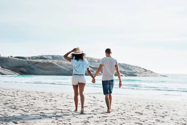本当に愛することは 深く愛することです ビーチを歩いている若いカップルのレビューショット — ストック写真