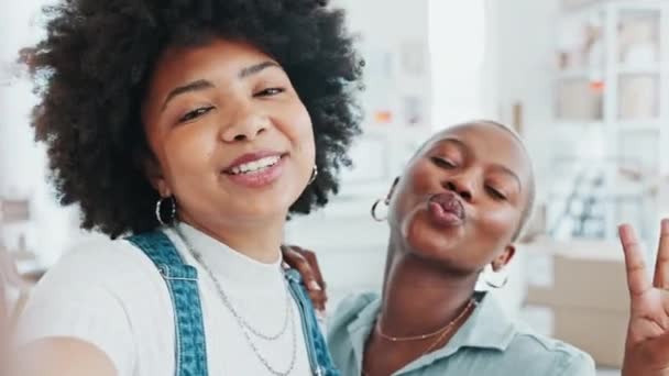 インフルエンサー 女性がSnsの投稿で自撮りを行い オンラインフォロワーと記憶を共有する インフルエンサー 幸せと黒の女性とともにクールなVlogger Afro親友撮影写真 — ストック動画
