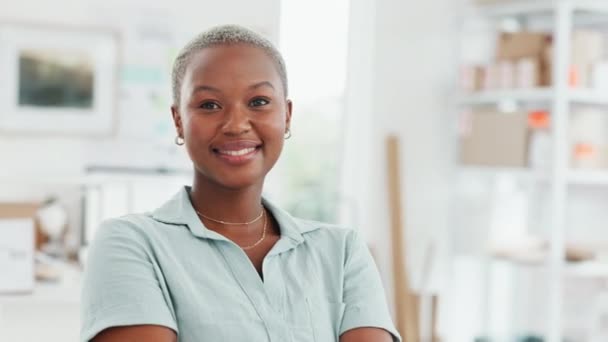 スタートアップ企業のオフィスで幸せと誇りに思っているモチベーション ビジネス女性 リーダー ビジョン 黒の中小企業のオーナーは 新しいワークスペースでのキャリアの成功を楽しんで 権限があり強力な — ストック動画