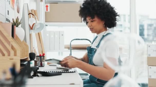 Creative Black Woman Marketing Logistics Startup Business Typing Data Information — Stock Video