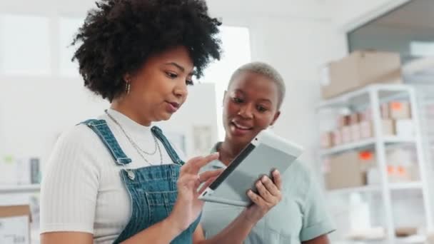 Logisztika Szállítás Tabletta Kereskedelmi Női Munkavállalókkal Akik Szállítmányozási Gyárban Dolgoznak — Stock videók