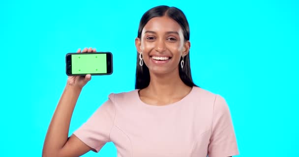 绿色屏幕和妇女与手机的产品放置 品牌和移动应用营销 在工作室蓝色背景中被隔离的职业女性的微笑 快乐和肖像 — 图库视频影像