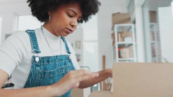 黒の女性 Eコマースのための配送ボックスと倉庫は会社を立ち上げます 宅配便や宅配便の店舗で働く物流事業やパッケージの女の子の従業員の仕事 — ストック動画
