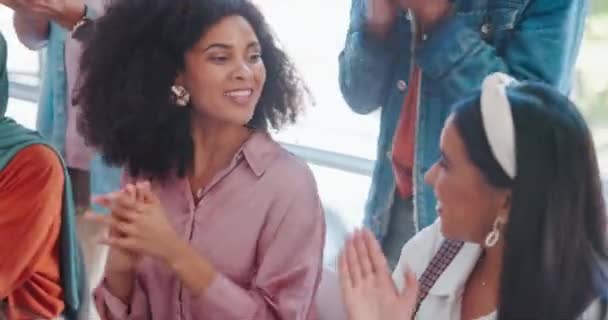 Empresários Mulheres Aplausos Para Celebração Parceria Colaboração Escritório Moderno Mulheres — Vídeo de Stock