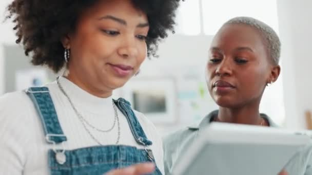 Negocios Mujeres Negras Tabletas Digitales Para Plan Creativo Estrategia Reunión — Vídeo de stock