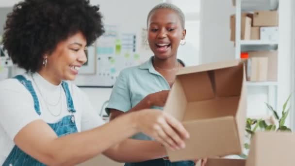 Vrouwen Digitale Tablet Commerce Verzenddozen Logistiek Kantoor Creatieve Startup Commerce — Stockvideo