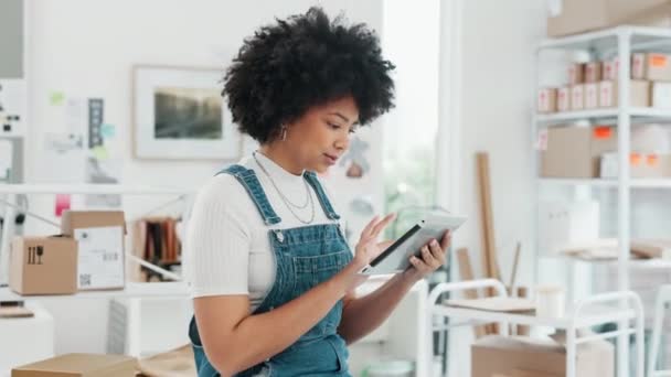 黑人妇女 网上购物和平板电脑在仓库的办公室卷轴免费送货信息 为因特网电子商务商店工作的非洲女工 物流和技术 — 图库视频影像