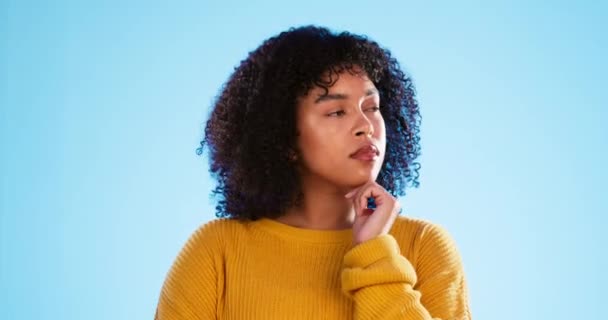 Confundido Pensando Contemplando Mujer Negra Estudio Pensativo Preguntándose Sobre Fondo — Vídeo de stock