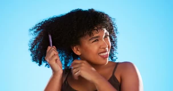 Gefrustreerd Knoop Zwarte Vrouw Met Kam Voor Haar Blauwe Achtergrond — Stockvideo