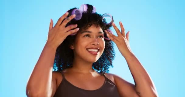 Afro Sorriso Donna Nera Con Rullo Capelli Sfondo Blu Capelli — Video Stock
