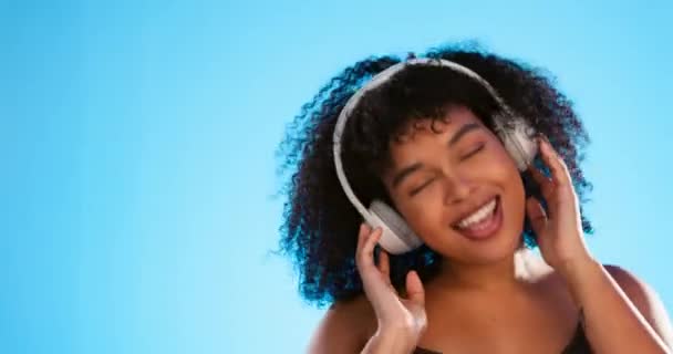 音乐耳机 舞蹈和黑人妇女听说唱 嘻哈或爵士歌曲为工作室的乐趣 自由和健康 舞蹈能量 音频播客或人流广播 媒体播放列表或音轨 — 图库视频影像