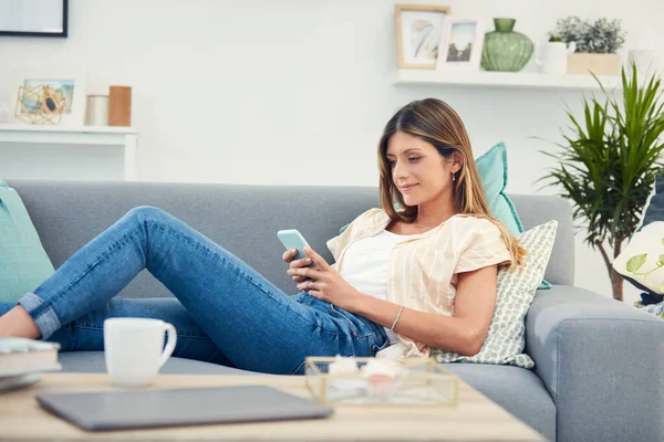 인터넷 지루함 집에서 쉬면서 핸드폰을 사용하는 매력적 — 스톡 사진
