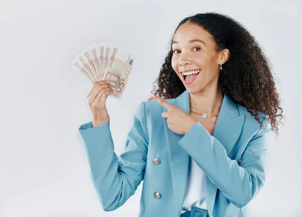 Retrato Apontando Dinheiro Com Uma Mulher Negócios Estúdio Fundo Cinza — Fotografia de Stock