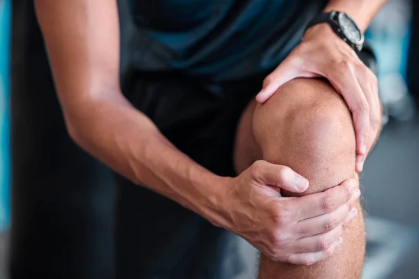 Handen Knie Blessure Met Een Sportman Die Zijn Gewricht Pijn — Stockfoto