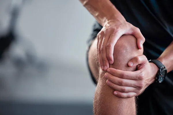 一名运动员在健身房进行健康训练时 膝盖和疼痛都会导致关节受伤 一名男性运动员在运动过程中身体受伤的健康 意外事故及解剖 — 图库照片