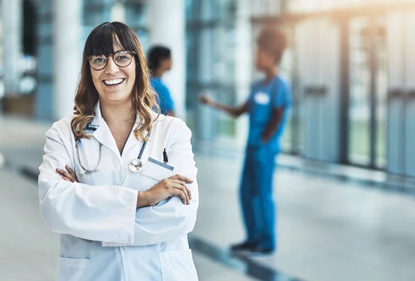 Saving Life Enough Reason Happy Portrait Female Doctor Standing Hospital — Stock Photo, Image