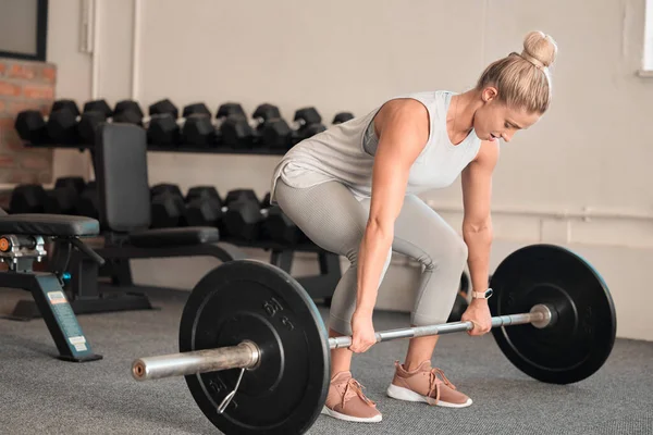 Spor Salonunda Vücut Geliştirme Ağırlık Kaldırma Güçlü Kaslı Bir Vücut — Stok fotoğraf