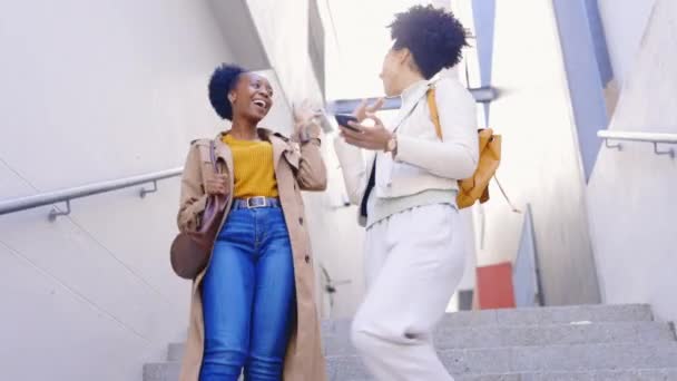 Kobiety Przyjaciół Szczęśliwy Chodzić Schodach Mieście Miejską Przygodę Komiks Czat — Wideo stockowe