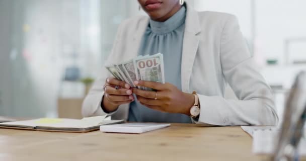 Czarna Kobieta Kalkulator Pieniądze Finansach Biznesowych Budżet Koszty Lub Wydatki — Wideo stockowe