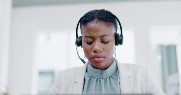 Mujer Negra Centro Llamadas Dolor Cabeza Estrés Agotamiento Ansiedad Tensión — Vídeos de Stock