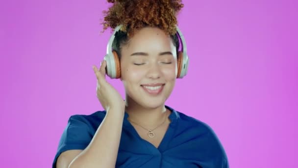 Baile Música Mujer Negra Feliz Con Auriculares Estudio Para Relajarse — Vídeos de Stock