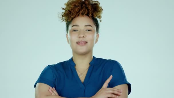 Retrato Sonrisa Brazos Cruzados Con Una Mujer Estudio Sobre Fondo — Vídeos de Stock