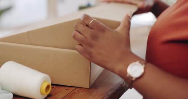 Femme Mains Boîte Mode Pour Livraison Logistique Commerce Électronique Expédition — Video