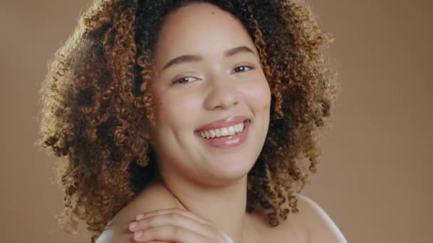 黑人女人 笑着在一个幸福的工作室里面对一个化妆品和健康的模特 皮肤光泽 化妆品肖像和具有棕色背景的清洁皮肤护理微笑的非洲人 — 图库视频影像