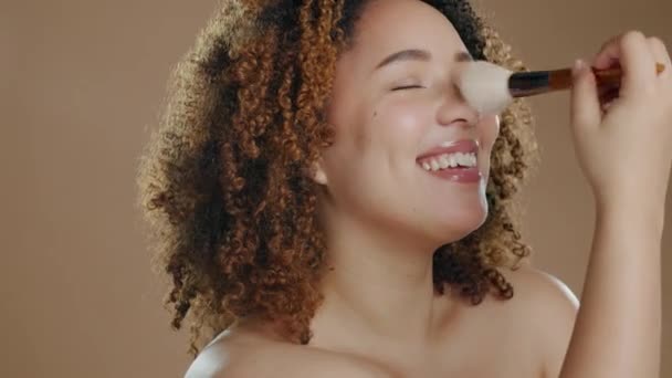 Maquiagem Nariz Por Mulher Negra Com Escova Estúdio Para Beleza — Vídeo de Stock