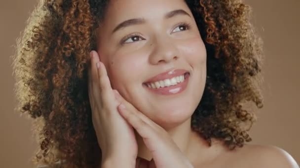 여성은 스튜디오 모델의 천부적 인아름다움 미용적 건강을 화장품 스킨케어에서 웃음을 — 비디오
