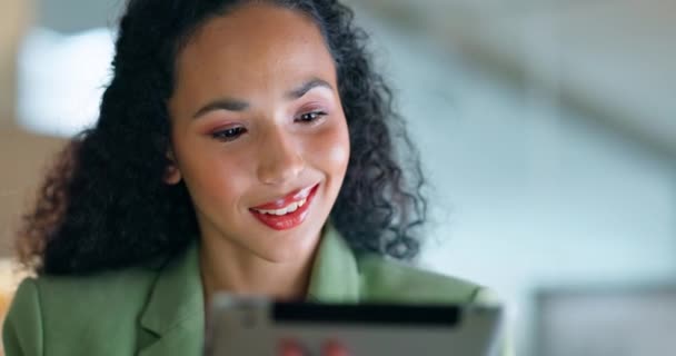 Tablet Üzlet Keresés Fekete Irodájában Éjjel Projekt Határidő Ötlet Gondolkodás — Stock videók