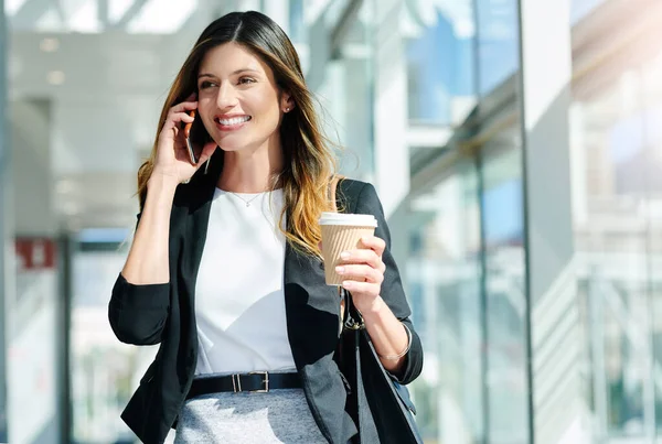 成功が呼び出されたら 答えなさい 現代のオフィスを歩きながら電話を取る魅力的な若い実業家 — ストック写真