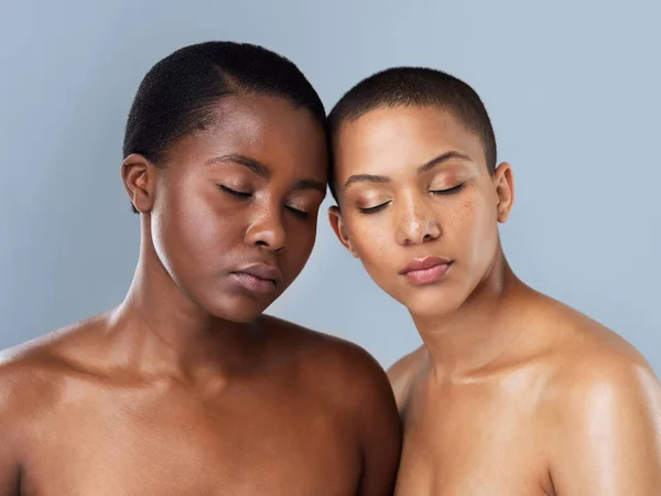 Dois Cérebros São Melhores Que Retrato Duas Belas Jovens Mulheres — Fotografia de Stock