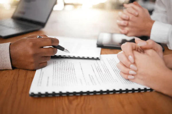 Handen Ondertekenen Koppelen Met Advocaat Contract Voor Huwelijk Hypotheek Verzekering — Stockfoto