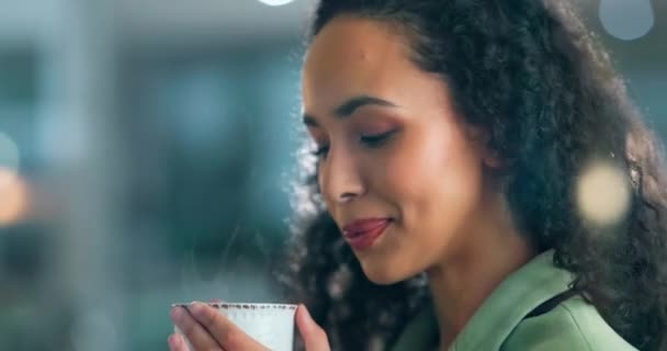 Inspirace Myšlení Podnikatelka Pijí Kávu Pozitivním Úsměvem Vychutnávají Šálek Čaje — Stock video