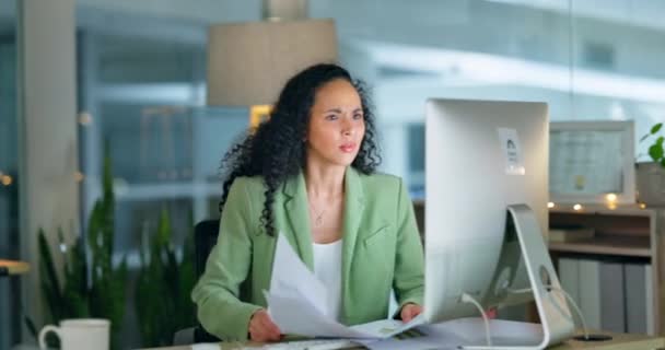 Estrés Enojo Mujer Negocios Tirar Papel Oficina Mientras Trabaja Proyecto — Vídeo de stock
