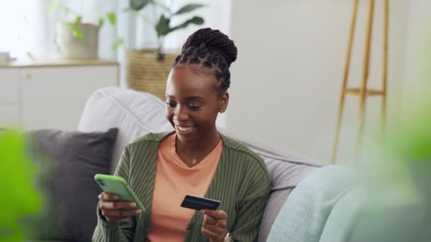Tarjeta Crédito Compras Online Mujer Negra Con Teléfono Sofá Para — Vídeos de Stock