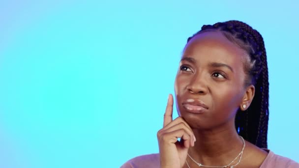 想法和黑人女人在怀疑与嘲笑和困惑隔离的蓝色背景 非洲裔人在演播室空间中的想法 注意力集中和艰难选择 脸上带着沉思的表情 — 图库视频影像