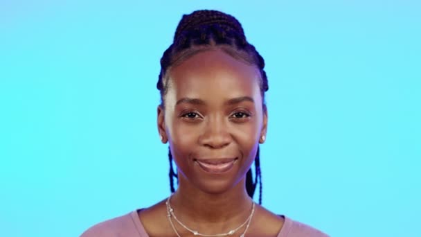 Stüdyodaki Siyah Bir Kadının Yüzü Gülüşü Gülümsemesi Eğlence Mizah Olsun — Stok video